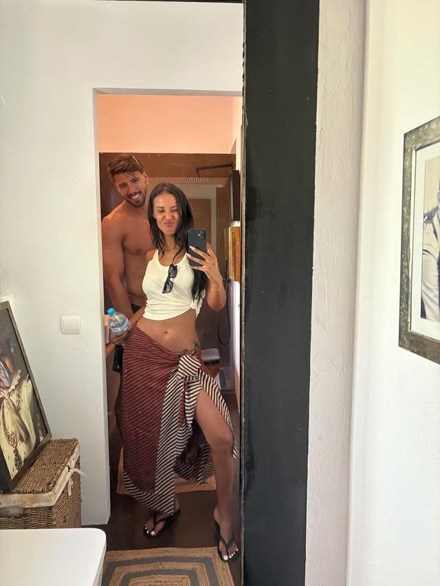 开云电子-女大三抱金砖，鲁本-迪亚斯和女友一同在葡萄牙度过假期